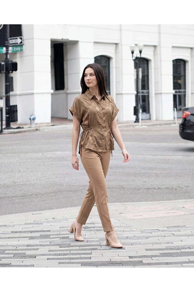 بلوزة نسائية بنية اللون ذات ياقة وأزرار أمامية - 3