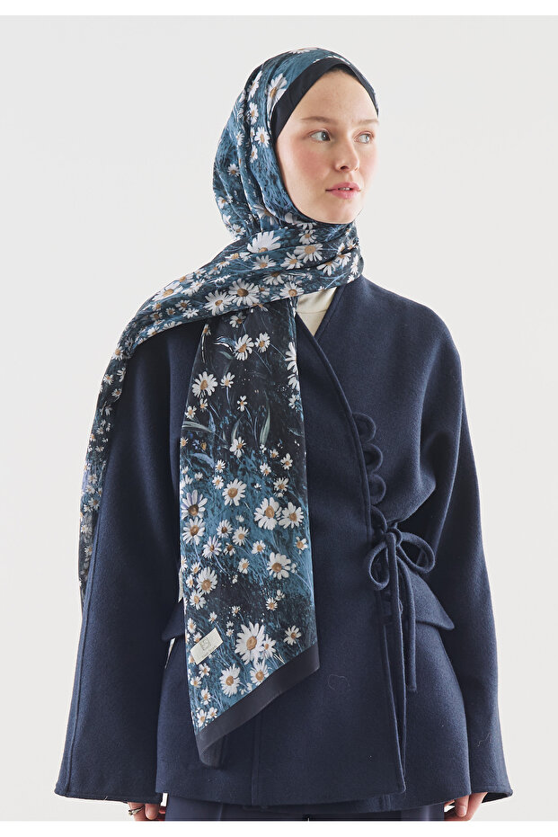 شال من القطن والفسكوز بنقشة زهرة الأقحوان الصغيرة باللون الأزرق الداكن - 2