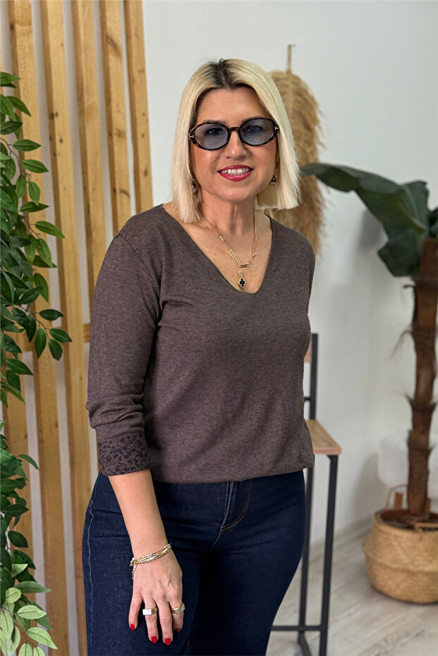 بلوزة بنية اللون بياقة على شكل حرف V ونقشة مقرمشة - 3