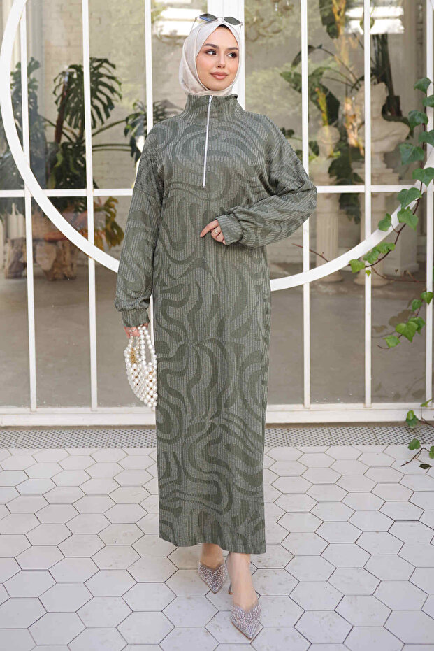 فستان كاكي بنصف سحاب ونقشة مضلعة