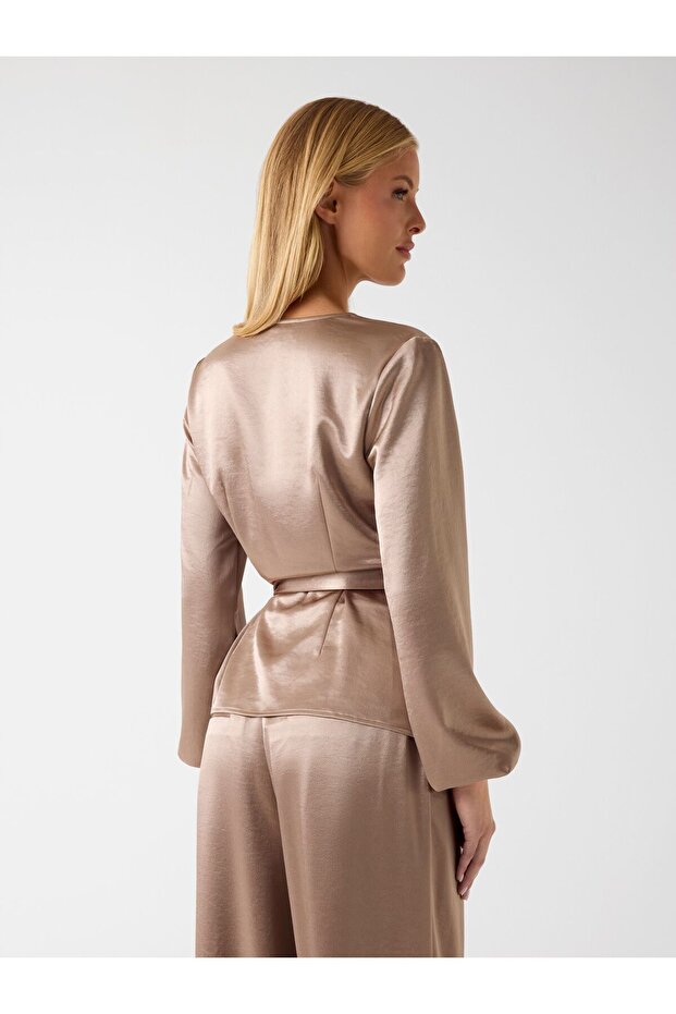 بلوزة لفّ من الساتان - 4