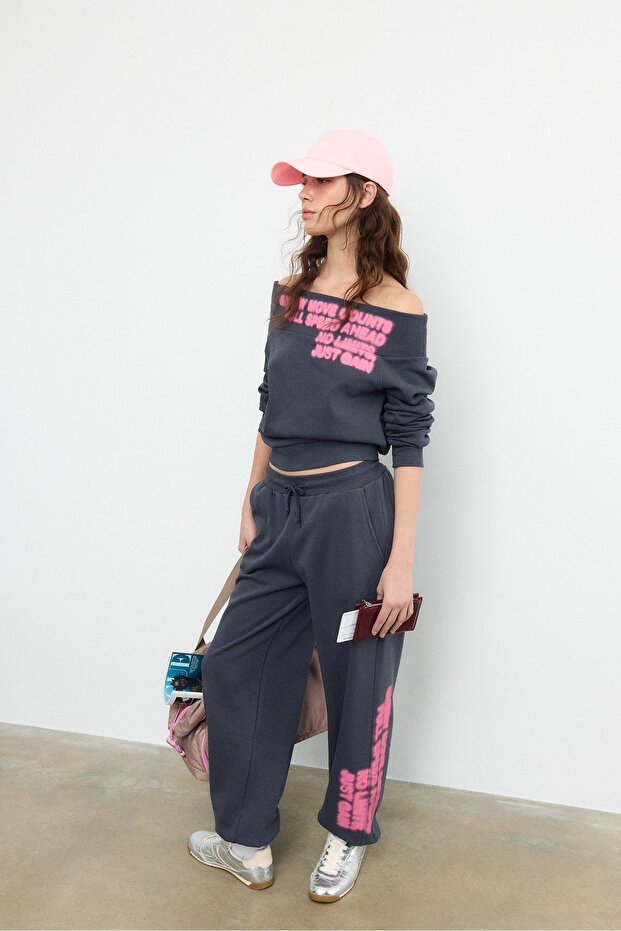 سويت شيرت واسع بياقة قارب - 2