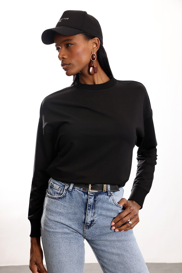 سويت شيرت أسود برقبة دائرية 9002 - 3