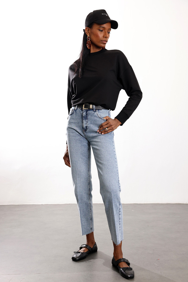 سويت شيرت أسود برقبة دائرية 9002 - 2