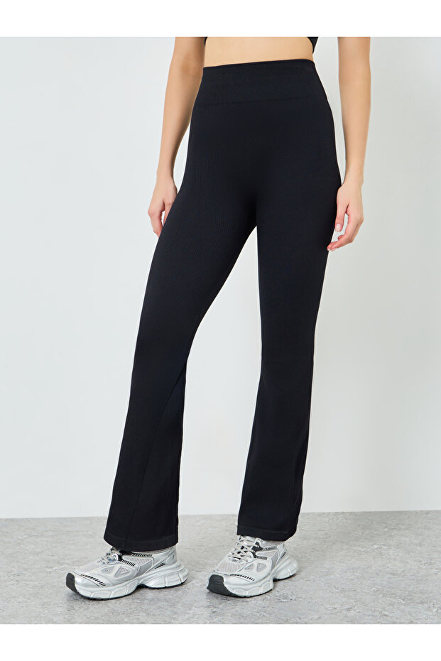 بنطال ضيق أسود ذو ملمس بارز بقصة واسعة - 2