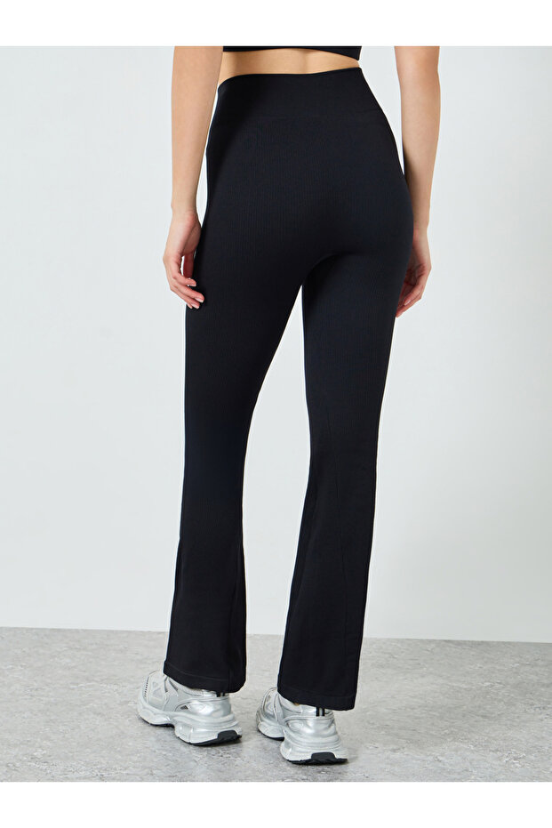 بنطال ضيق أسود ذو ملمس بارز بقصة واسعة - 4
