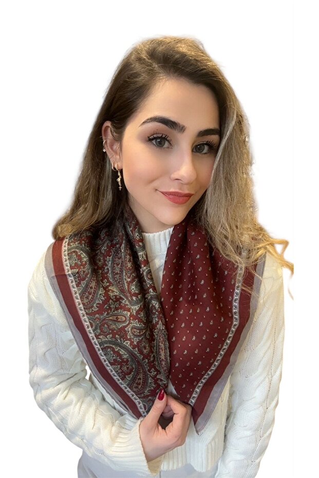 وشاح منقوش مقاس 65*65 باللون الأحمر - 4