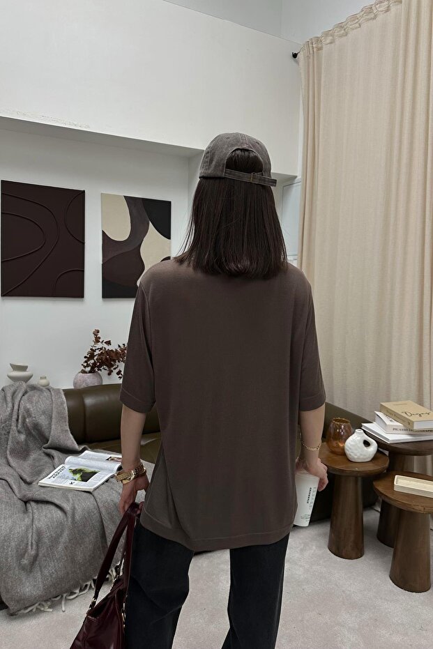تي شيرت أساسي كبير الحجم باللون البني - 5