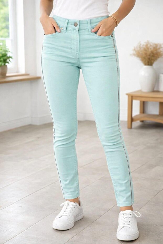 Bolinto 480 high waisted tight leg pants with chain details on the sides and 5 pockets.
