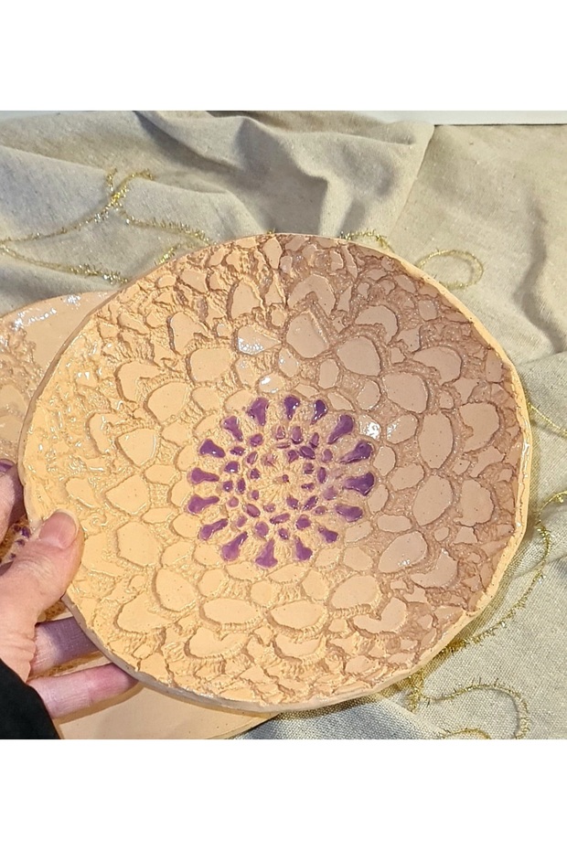 طبق تقديم من السيراميك مصنوع يدويًا من الدانتيل - 3