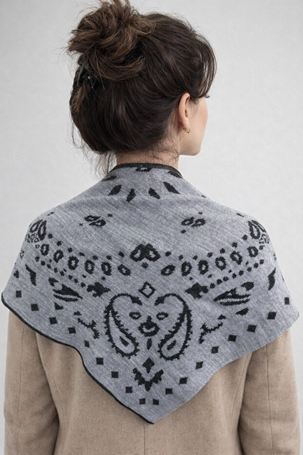 Desenli Çift Taraflı Triko Üçgen Fular - 5