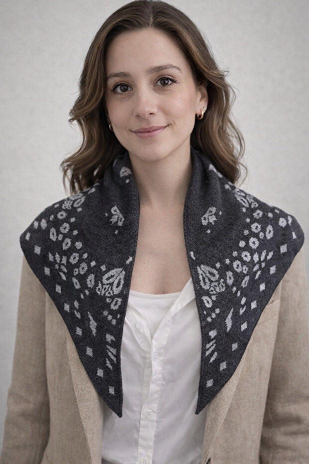 Desenli Çift Taraflı Triko Üçgen Fular - 2