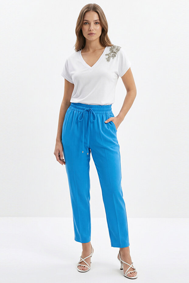 Lace-up waist slim leg pocketed regular trousers