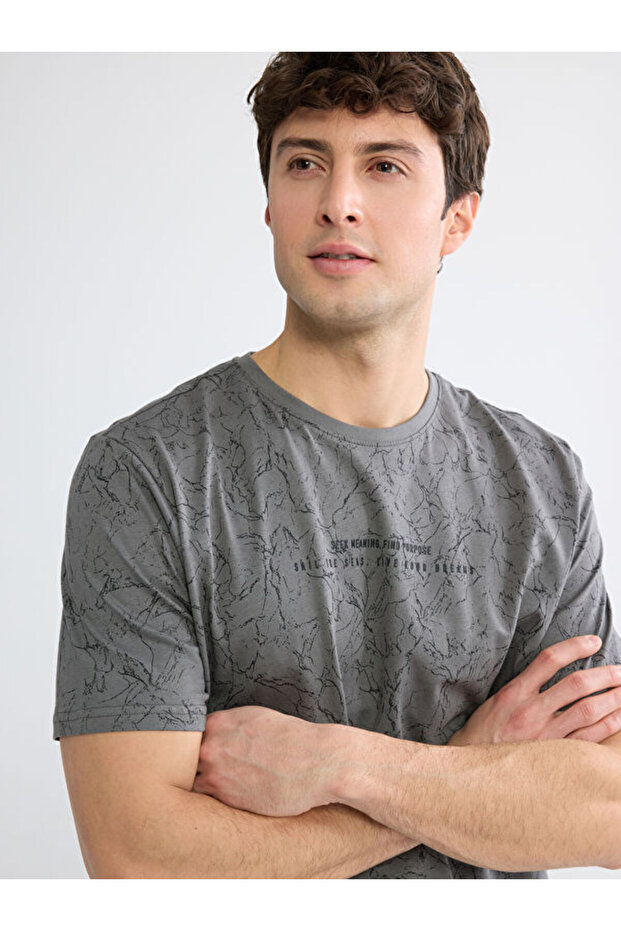Esvab • Modern & Distinctive Zero Roba Collar Printed Men's T-Shirt
