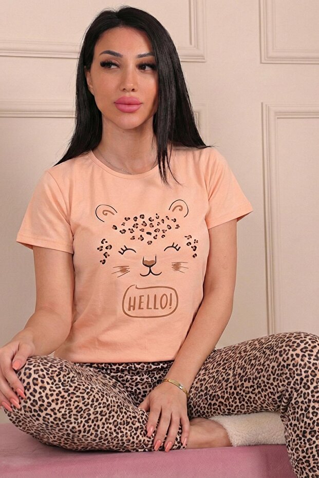 طقم بيجاما للنساء، تيشيرت بأكمام قصيرة وطبعة Hello مع بنطلون بنقشة فهد
