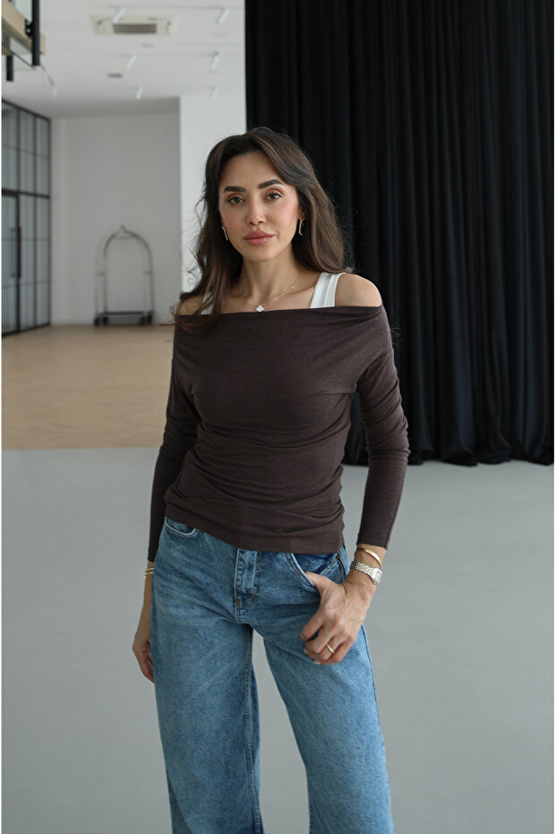 طقم بلوزة رياضية بنية اللون مكون من قطعتين - 3