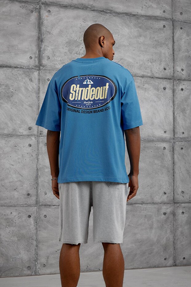 تي شيرت أزرق كبير الحجم مطبوع عليه STRIDEOUT - 1