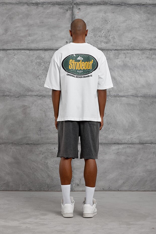 قميص أبيض كبير الحجم مطبوع عليه STRIDEOUT - 4