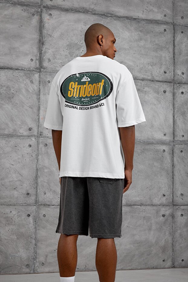قميص أبيض كبير الحجم مطبوع عليه STRIDEOUT - 2
