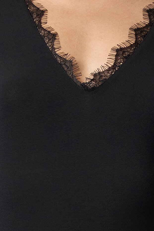 Siyah Örme Danteli Yaka Detaylı Body - 3