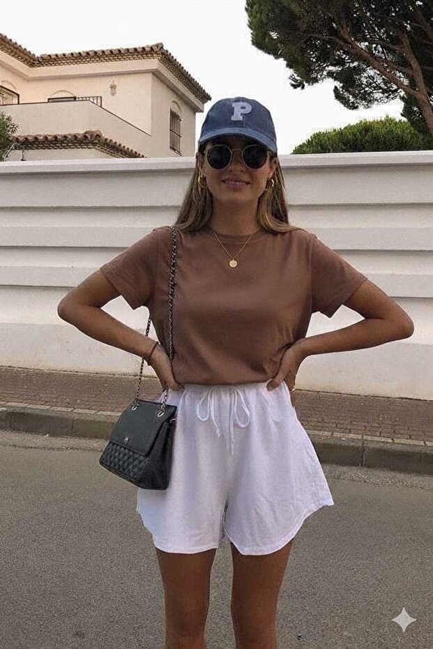 تي شيرت بني اللون للجنسين