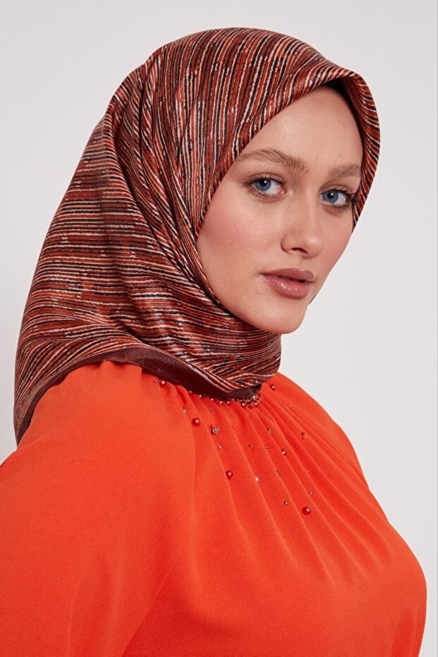 وشاح كريستالي لامع بنمط مخطط