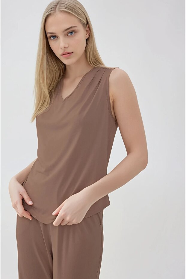 بلوزة بياقة على شكل حرف V وأكتاف مطوية - 3