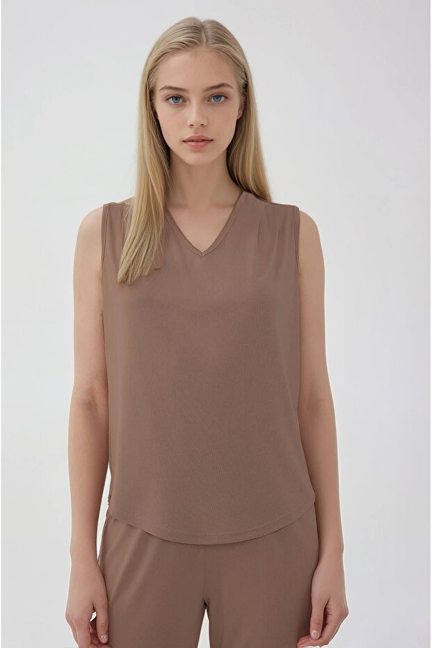 بلوزة بياقة على شكل حرف V وأكتاف مطوية - 2