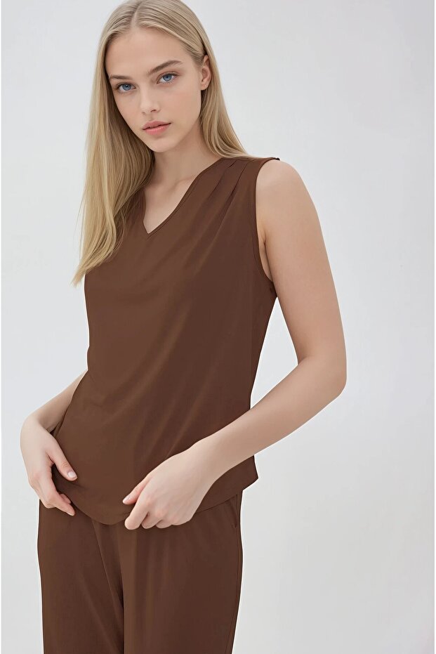 بلوزة بياقة على شكل حرف V وأكتاف مطوية - 2