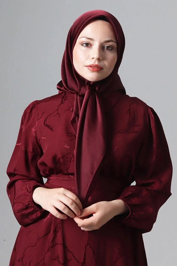 وشاح ساتان كومو باللون العنابي