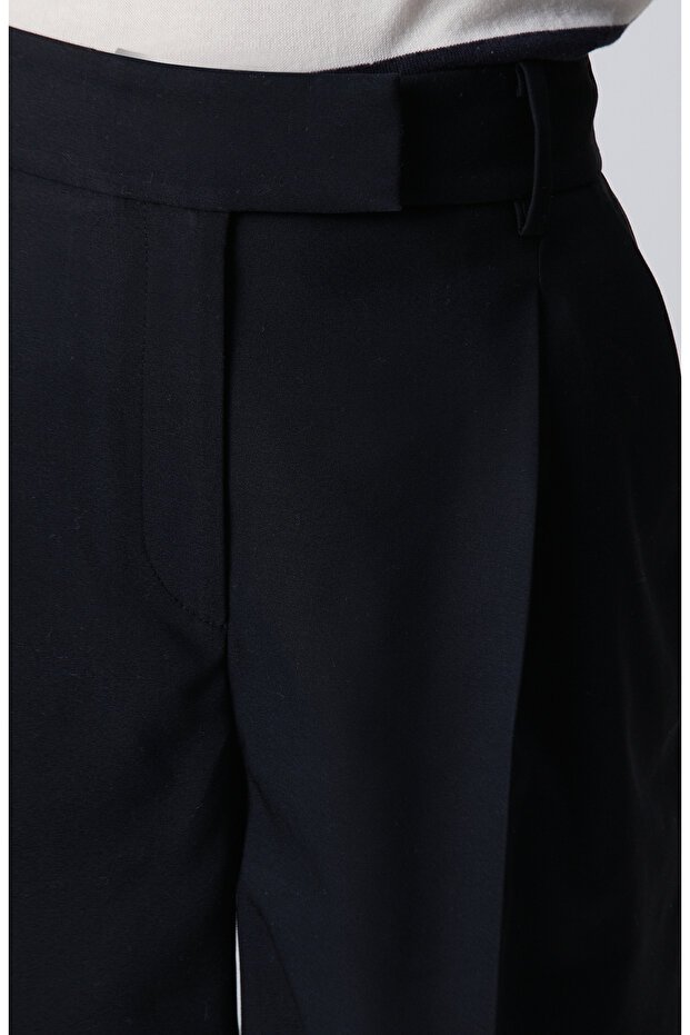 Siyah Pile Detaylı Kısa Şort - 5