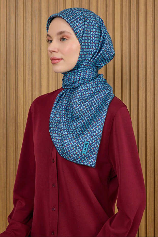 وشاح من الساتان الحريري باللون الأزرق الداكن مقاس 90X90