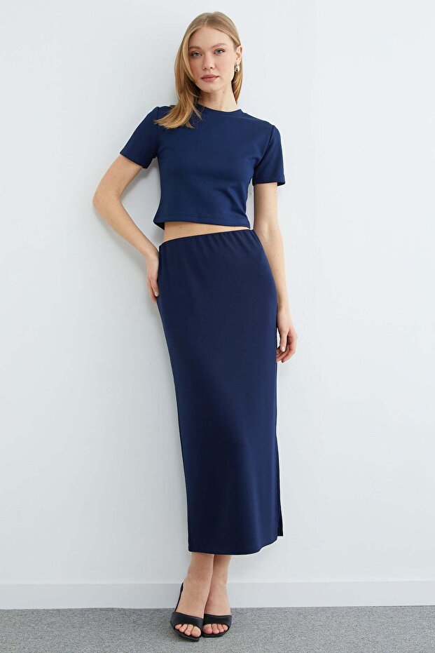 طقم من قطعتين مع تنورة مودال أساسية ذات فتحة - 4