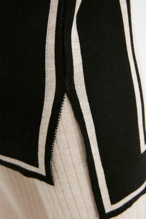 Sweter z dzianiny w paski z wysokim kołnierzem TCTAW22AK0163 - 3