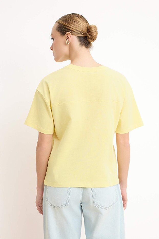 Sarı Relaxed/Rahat Kalıp Düşük Kol Kısa Kollu %100 Pamuk Örme T-Shirt TWOSS26TS00095 - 4
