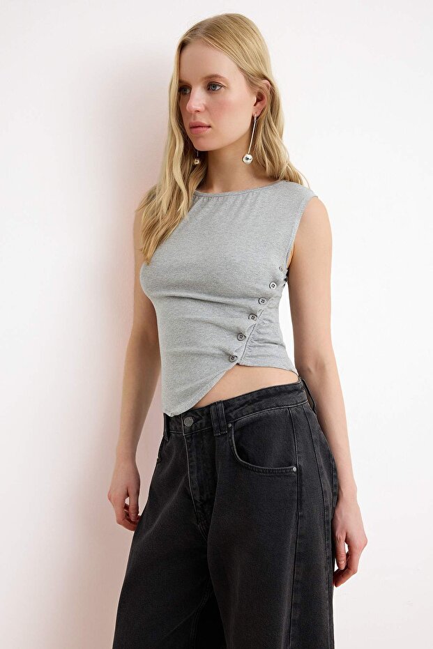 Gri Melanj Fitted/Vücuda Oturan Kayık Yaka Düğmeli Crop Yumuşak Örme Bluz TWOSS26BZ00153 - 1