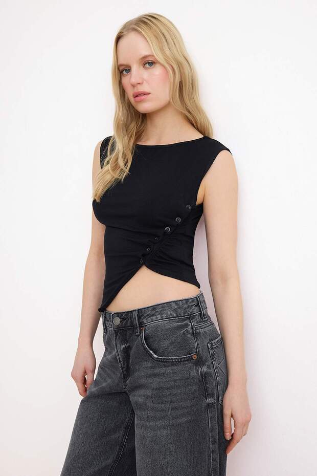Siyah Fitted/Vücuda Oturan Kayık Yaka Düğmeli Crop Yumuşak Örme Bluz TWOSS26BZ00153 - 1