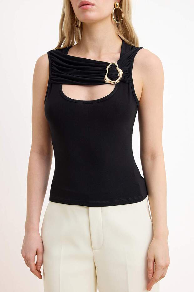Siyah Fitted/Vücuda Oturan Havuz Yaka Kolsuz Aksesuar Detaylı Esnek Örme Bluz TWOSS26BZ00472 - 3