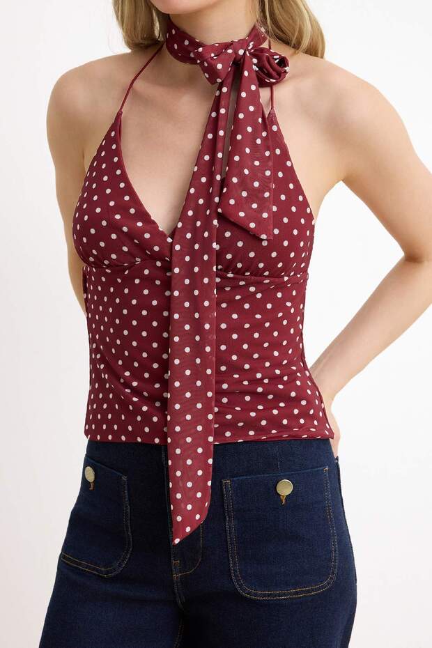 Bordo Puantiyeli Fitted/Vücuda Oturan Boyundan Bağlamalı Fularlı Tül Örme Bluz TWOSS26BZ00488 - 4