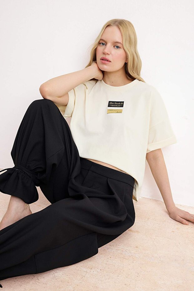 Trendyolmilla  Ekru Düz Boxy Bisiklet Yaka Standart Kol Kısa Tok %100 Pamuk Örme T-Shirt TWOSS26TS00122 - Görsel 2