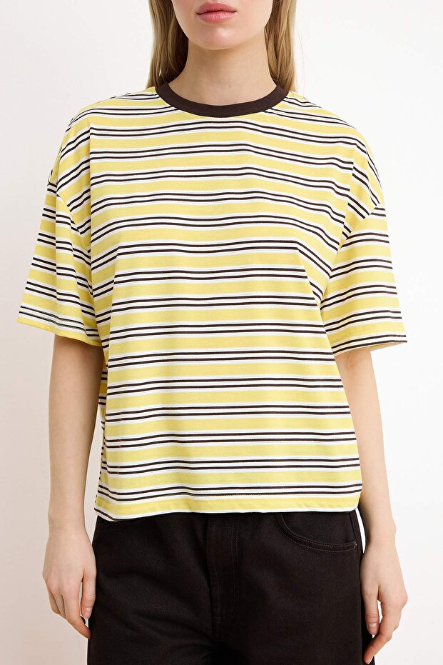 Açık Sarı Çizgili Boxy Düşük Kol Kısa Kollu Tok %100 Pamuk Örme T-Shirt TWOSS26TS00023 - 3