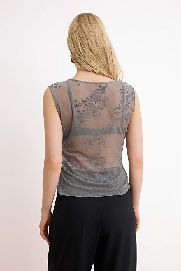 Gri Çiçekli Fitted/Vücuda Oturan Kayık Yaka Kolsuz Tül Örme Bluz TWOSS26BZ00366 - 4