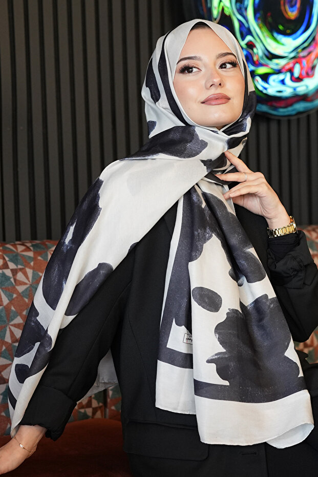 شال من القطن الناعم بنمط الورد باللون العاجي - 3