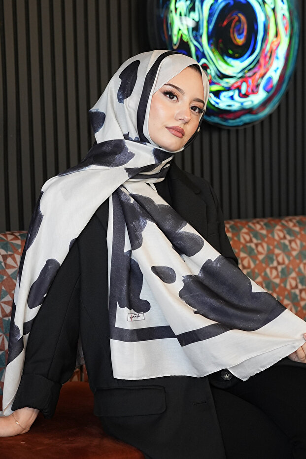 شال من القطن الناعم بنمط الورد باللون العاجي - 4