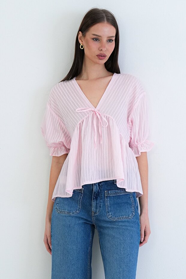 بلوزة مكشكشة على شكل حرف V - 2