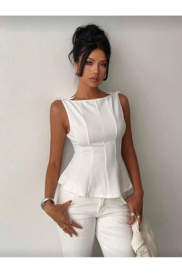 بلوزة بيضاء مزينة بفيونكة وتفاصيل متقنة - 4