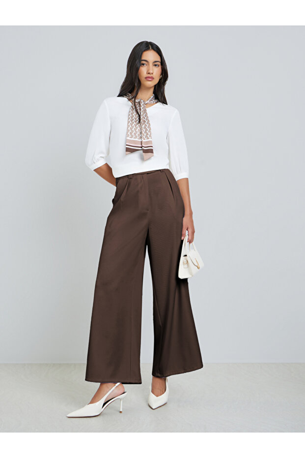 بلوزة بيضاء سادة مع وشاح مطبوع - 2