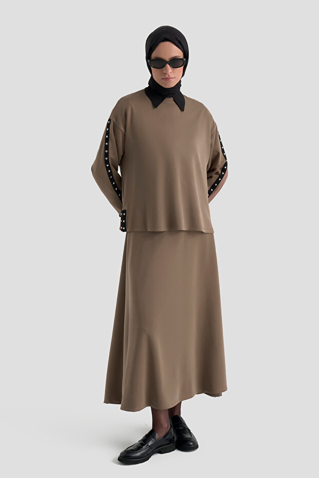 بدلة محبوكة مخططة باللون البني