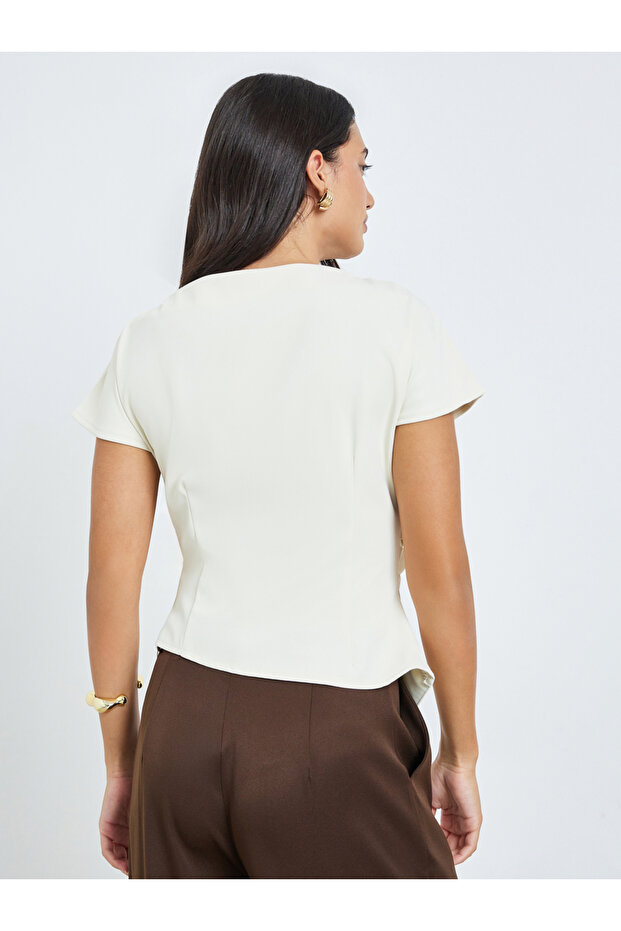 بلوزة بيضاء سادة بحافة غير متماثلة - 5