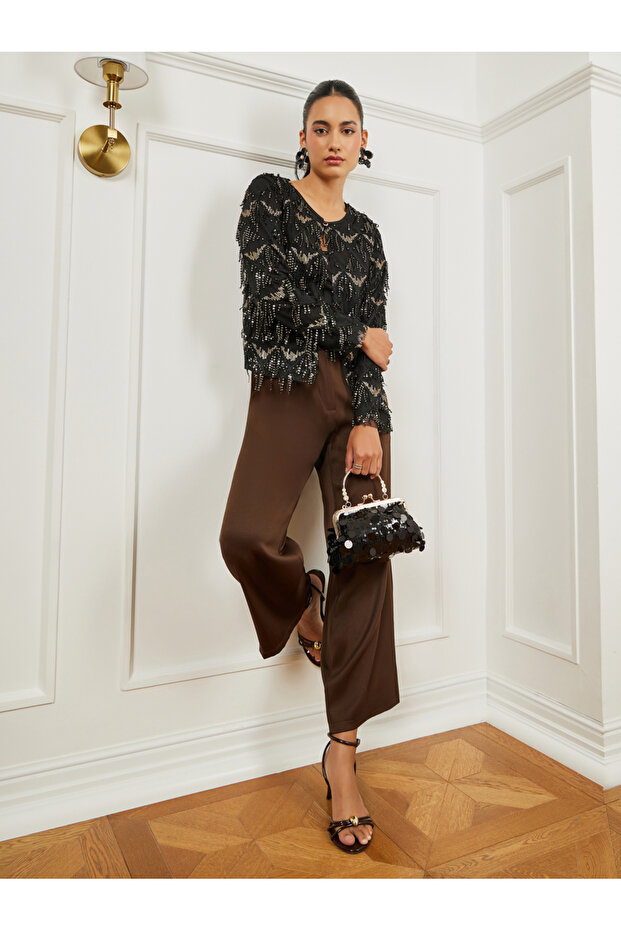 سترة سوداء مزينة بشرابات مرصعة بالترتر - 2